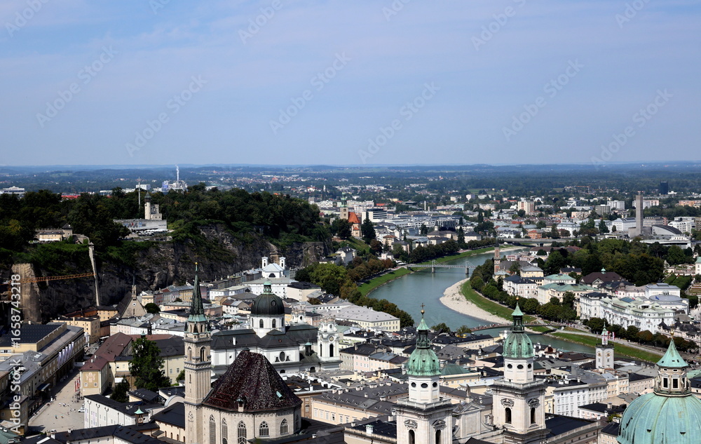Fototapeta premium Blick auf die Altstadt von Salzburg im Sommer