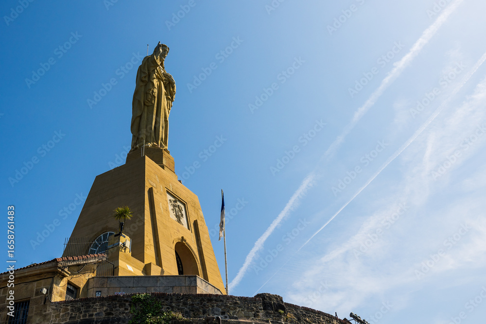 Obraz premium Sacred Heart of Jesus (Cristo de la Mota) at the Top of Mount Urgull and Castillo de la Mota