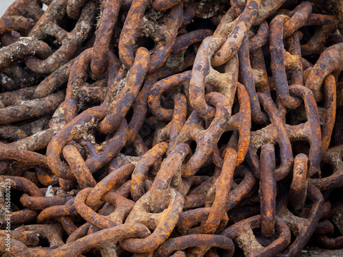 Cadenas  de ancla de barco oxidadas con textura de corrosión marina