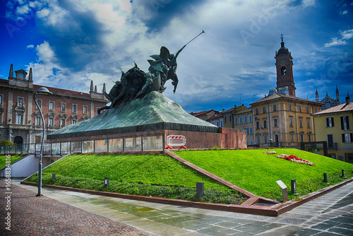 Wallpaper Mural Monza: Centro storico, Municipio. chiese, cattedrali, basiliche, piazze - Lombardia - Italia Torontodigital.ca