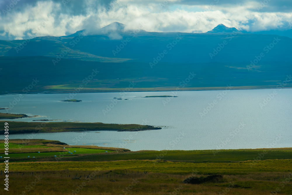 Obraz premium Icelandic Ocean Coastline with Mountains and Small Islands