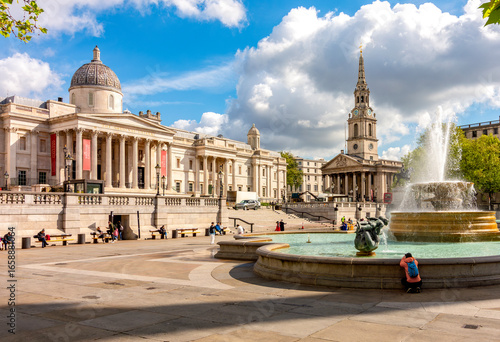 Quadro su tela Fountains on Trafalgar square and National Gallery, London, UK