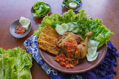 Принти на полотні ayam penyet is a variant of fried chicken in Indonesia, which is served by crush