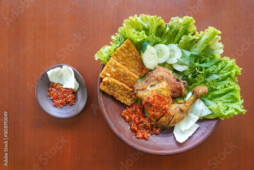 Fotografie ayam penyet is a variant of fried chicken in Indonesia, which is served by crush