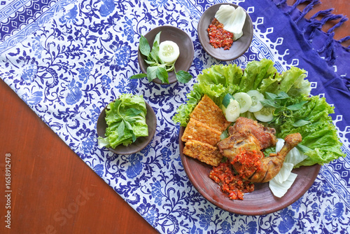 Fotografie ayam penyet is a variant of fried chicken in Indonesia, which is served by crush
