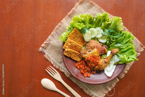 Картината върху платно ayam penyet is a variant of fried chicken in Indonesia, which is served by crush
