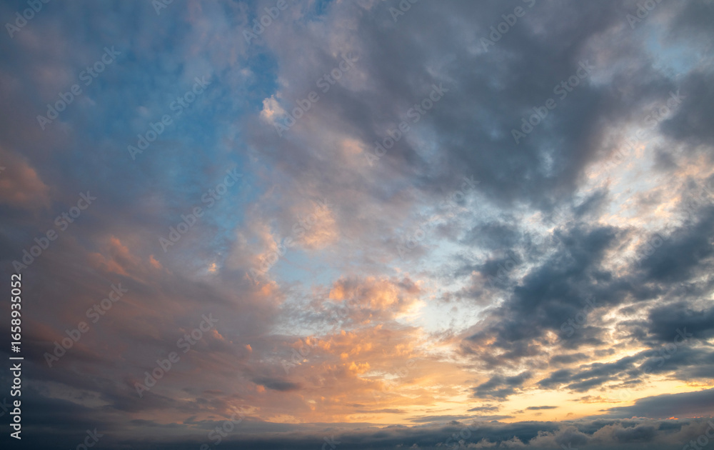 Obraz premium Evening sunset sky background with bright dramatic clouds.