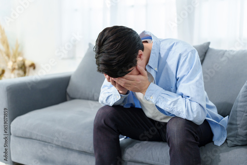 頭を抱えてうずくまる男性