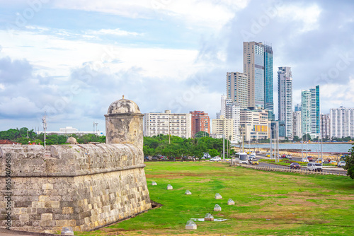 Tableau sur toile A stunning view of Cartagena's historic fort juxtaposed with modern skyscrapers, showcasing the blend of history and contemporary architecture in Colombia