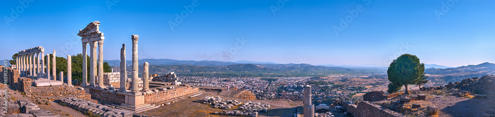 Obraz premium Acropolis - Antique Complex of the Ancient City of Pergama, located on a high hill, view of ruins and city