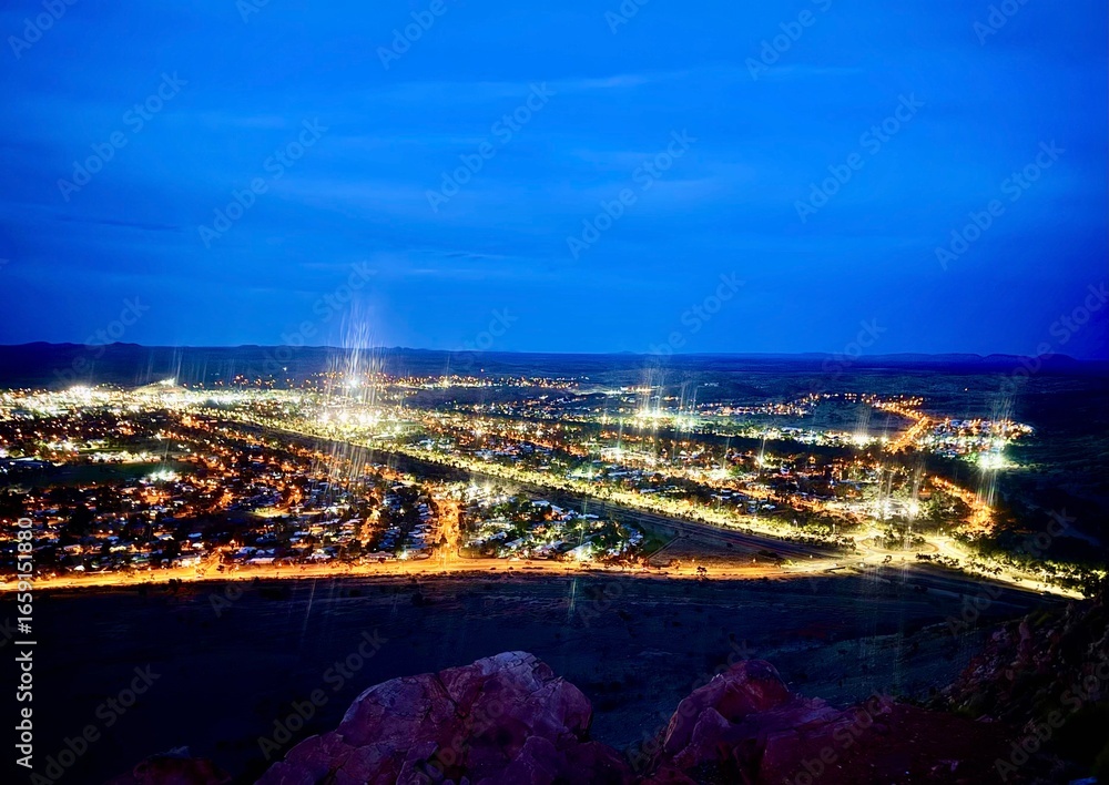 Obraz premium View over Alice Springs at night from Mount Gillen - West Gap 