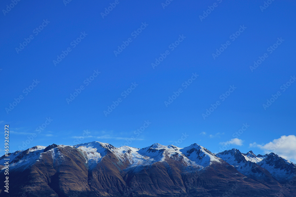 Obraz premium Classic Blue Snow-Capped Mountains in Early Spring Serene Scenery Photography