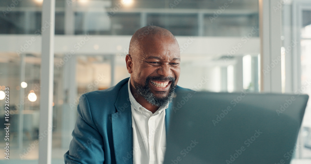 Obraz premium Business, smile and black man in office, laptop and online reading with email, investment and internet. Person, excited and pc with bonus, promotion and trading with profit increase or stock market