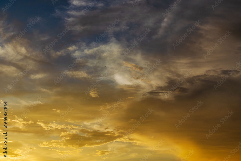 Fototapeta premium 夏の空 夕暮れの時の空と雲110