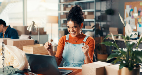 Cuadro en lienzo Happy woman, fist pump and winning with laptop in logistics for good news, online review or deal