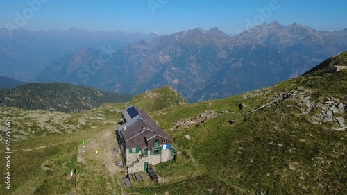 Il rifugio Coda, sullo spartiacque tra Piemonte e Valle d'Aosta.