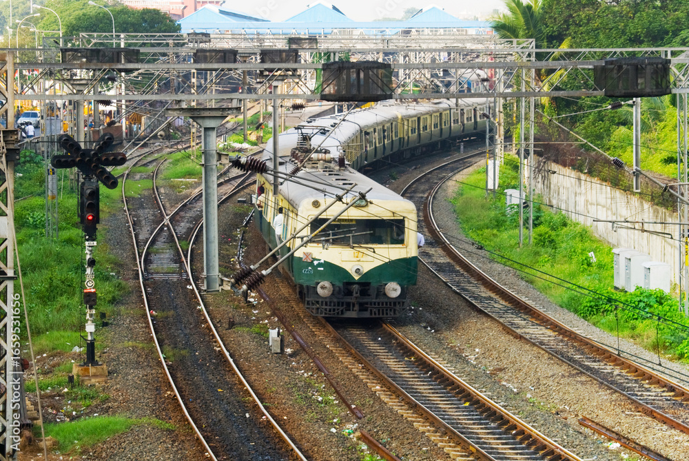 Φωτογραφία The Chennai Suburban Railway is a commuter rail system in the city of Chennai, Tamil Nadu, India, operated by the Southern Railways branch of Indian Railways
