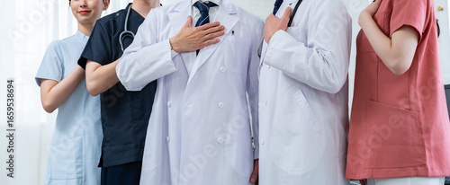 大勢の医療関係者