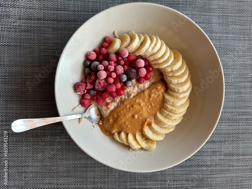 Oats with banana, peanut butter and frozen berries 