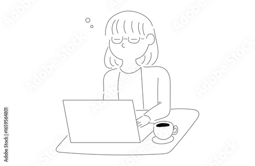 パソコン作業中の眼鏡の女性