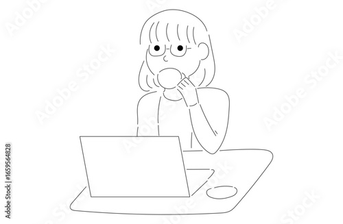 パソコン作業中の眼鏡の女性