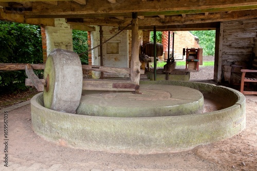 Obraz na płótnie Circular horse-drawn apple crusher