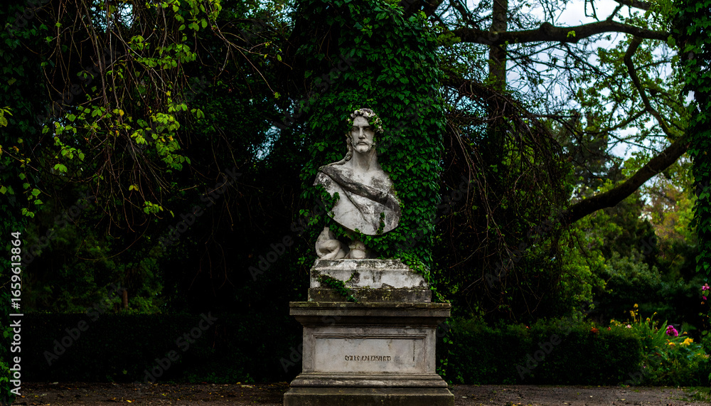 Obraz premium Marble bust sculpture in park artistic stone statue surrounded by nature