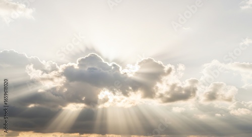 輝く雲間から光線 穏やかで美しい空の風景 神秘的な自然. AI Generated