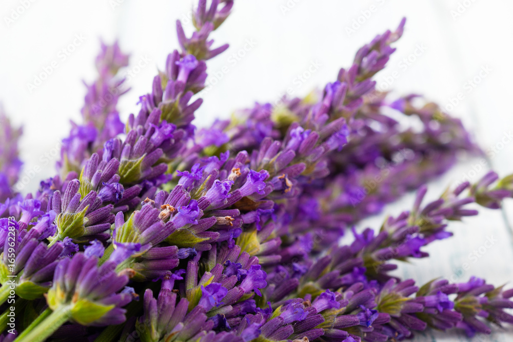 Obraz premium purple lavender flowers on white old wooden table