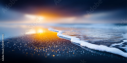 Zach&oacute;d słońca nad morzem z falami i odbiciem światła