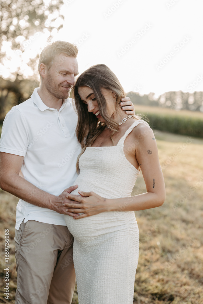 Schwangere, junge Frau mit Partner Schwangere, junge Frau mit Partner