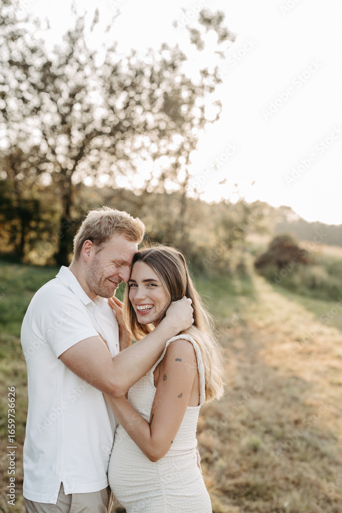 Fototapeta premium Schwangere, junge Frau mit Partner