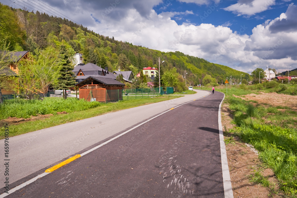 Fototapeta premium Piękny, wiosenny dzień w Muszynie. Nowa ścieżka rowerowa przy ul. Jasnej