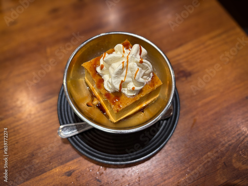 カフェ風プリンにクリームを添えた美味しそうなデザート