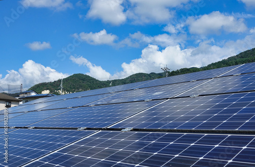 太陽光発電パネルと青空