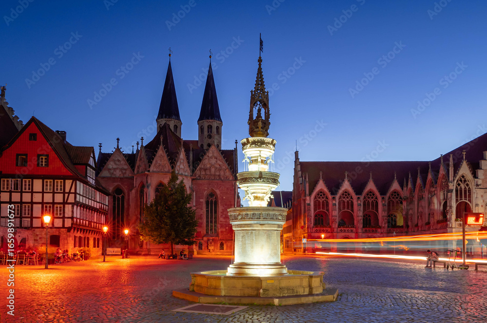 Fototapeta premium Burgplatz Square in Braunschweig at Night with Fountain and Cathedral