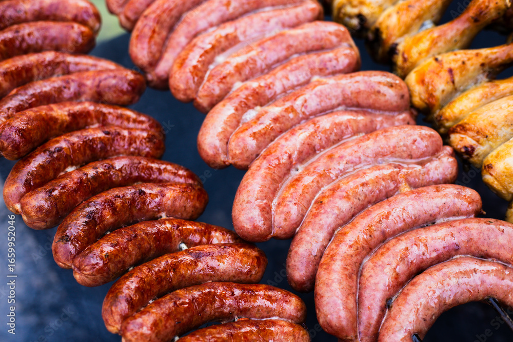 Fototapeta premium Linguiça toscana, caseira, no espeto com cores vibrantes 