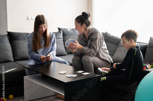 Foto I am thoroughly enjoying a cozy afternoon at home, where my family and I are gat