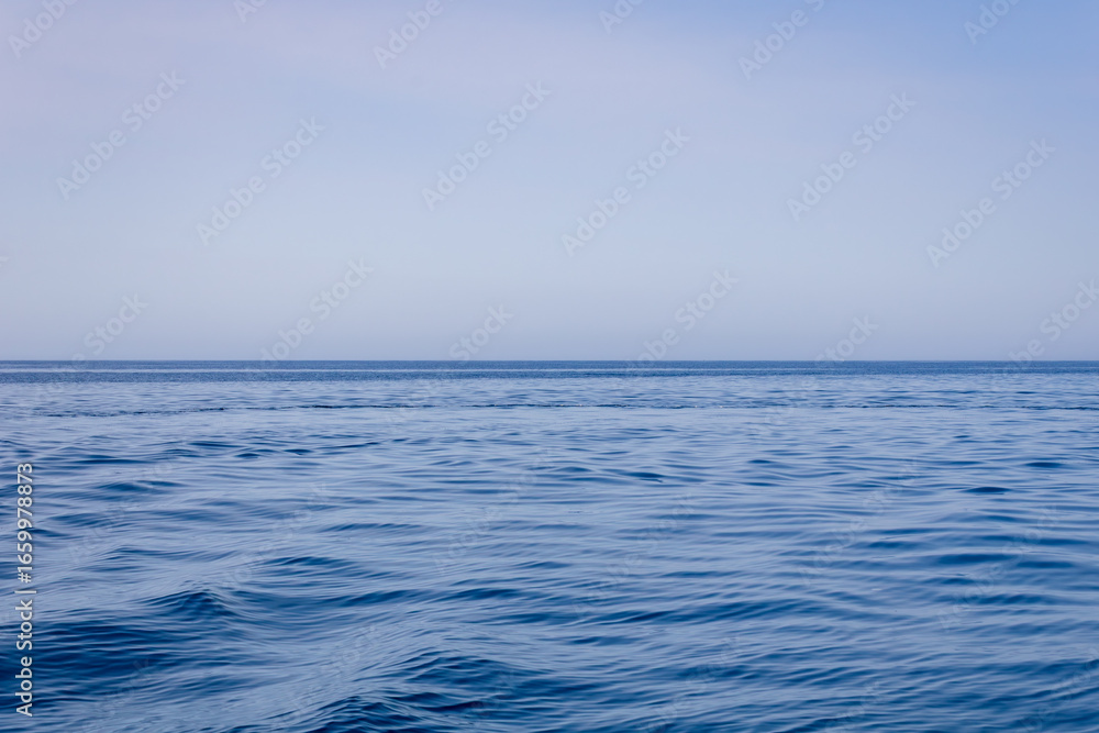 Naklejka premium Calm seascape with clear horizon