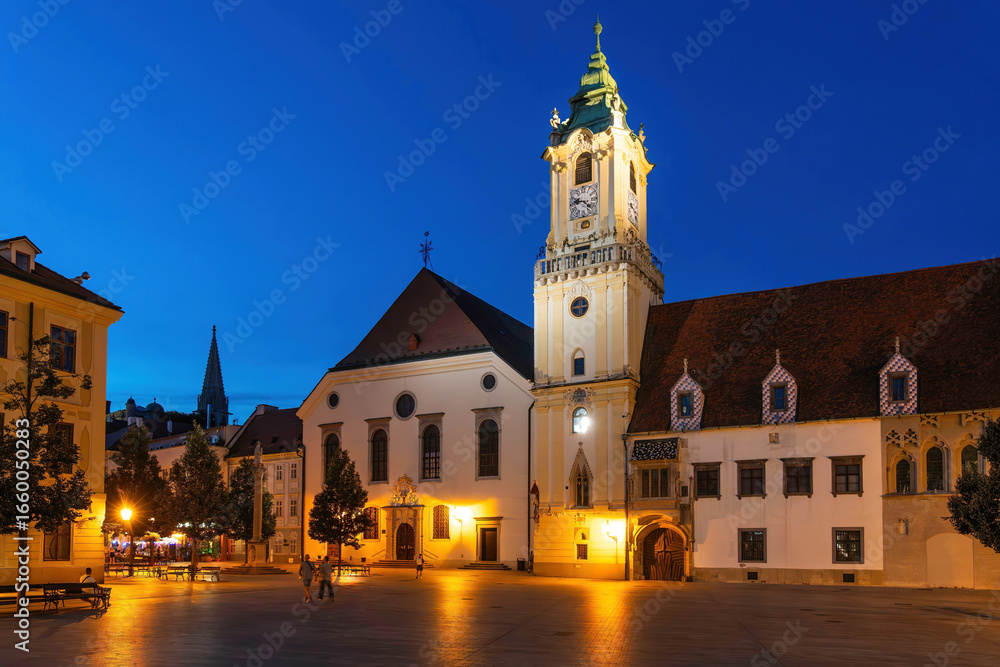 Obraz premium Nachtaufnahme des Hauptplatz (Hlavné námestie) mit dem Alten Rathaus in Bratislava, Slowakei