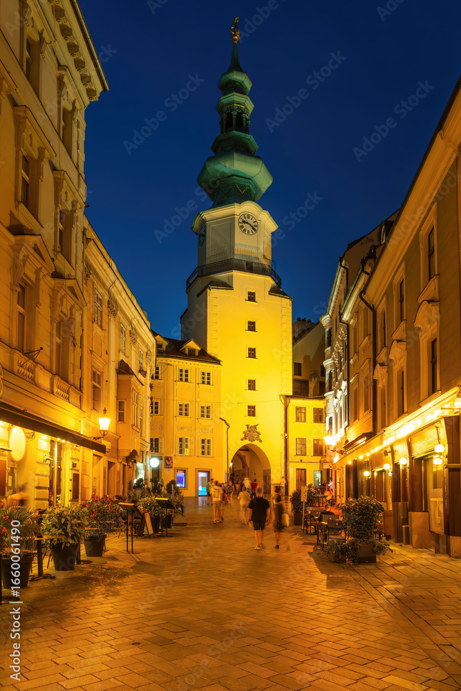 Obraz premium Nachtaufnahme des Michaelertors (Michalská brána) in Bratislava, Slowakei