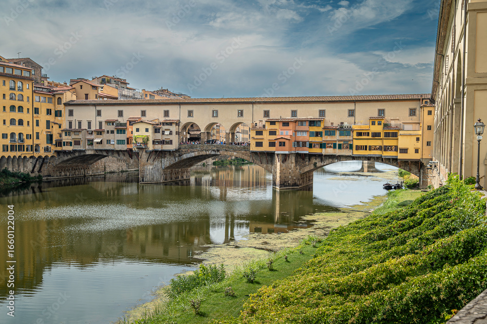 Fototapeta premium ponte vecchio in florence italy