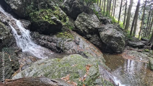 岐阜県関市の雪が降る中　流れ落ちる美しい滝