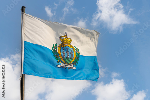 Foto Flag of the Republic of San Marino against a blue sky, San Marino, Europe