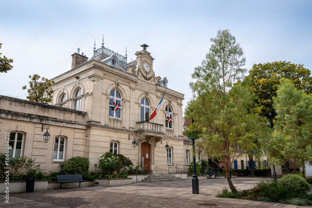 Obraz premium Fontenay-aux-Roses, France - 19 août 2025: Vue extérieure de la mairie de Fontenay-aux-Roses, commune française située dans le département des Hauts-de-Seine, en région Île-de-France