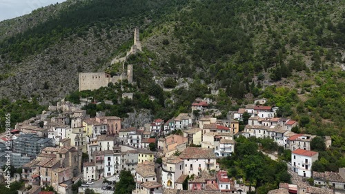Wallpaper Mural Roccacasale, piccolo borgo dell'Abruzzo arroccato sulla montagna.
Vista aerea del piccolo paese rurale dell'Italia centrale, in provincia dell'Aquila, con il castello De Sanctis. Torontodigital.ca