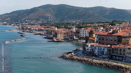 Il Lungomare di Santa Maria di Castellabate, località turistica del sud Italia.
Vista aerea della spiaggia e del borgo marinaro del Cilento. 4K