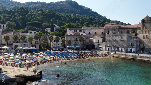 Il Lungomare di Santa Maria di Castellabate, località turistica del sud Italia.
Vista aerea della spiaggia e del borgo marinaro del Cilento. 4K