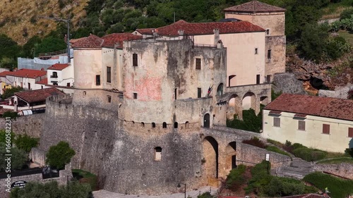 Venafro, vista aerea della cittadina del Molise in provincia di Isernia, centro Italia.
Il centro storico e il Castello di Venafro.