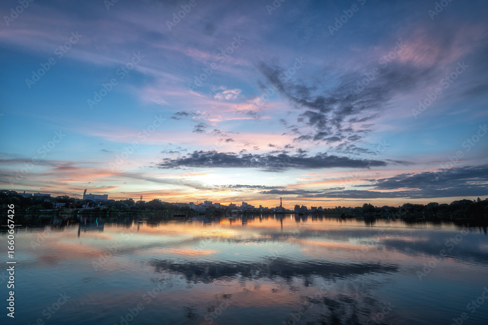Obraz premium 茨城県水戸市 千波湖の日の出風景 